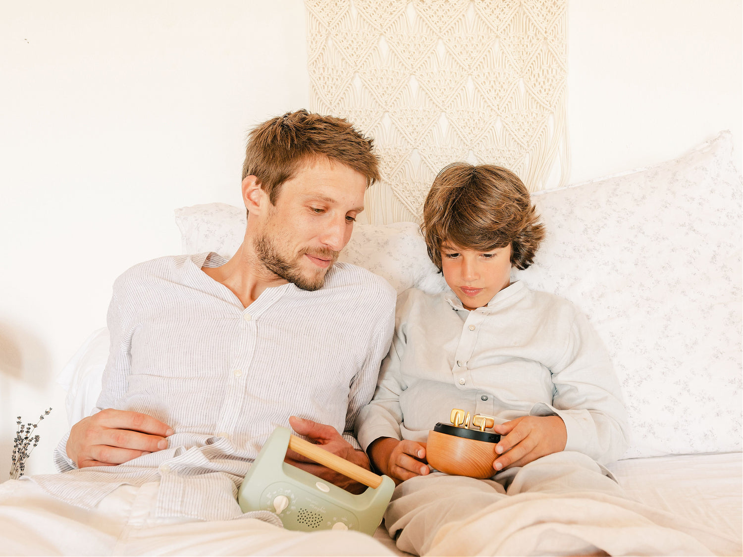 How does a screen-free sleep device work without using a smartphone or tablet?
